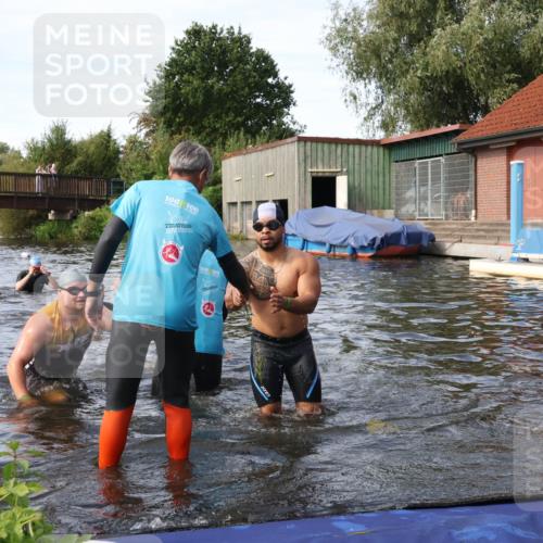 31.08.2025 - Elbe Triathlon Hamburg Luisa Fischer http://msf.ph/oto/8683372 31.08.2025 10:15:23 Schwimmen 1011, 1040, 1041, 1102 meine-sportfotos.de