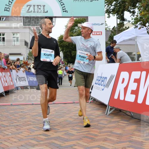31.08.2025 - 21. Blankeneser Heldenlauf Strokosch-Dieckow http://msf.ph/oto/8683385 31.08.2025 12:03:49 Ziel 4230, 4225, 4226 meine-sportfotos.de