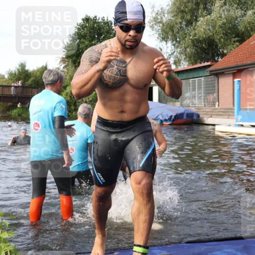 31.08.2025 - Elbe Triathlon Hamburg Luisa Fischer http://msf.ph/oto/8683386 31.08.2025 10:15:26 Schwimmen 1011, 1040, 1041, 1098, 1102 meine-sportfotos.de