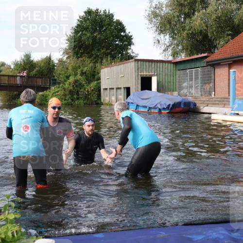 31.08.2025 - Elbe Triathlon Hamburg Luisa Fischer http://msf.ph/oto/8683390 31.08.2025 10:15:35 Schwimmen 1098, 1104, 1105 meine-sportfotos.de