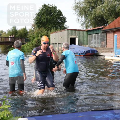 31.08.2025 - Elbe Triathlon Hamburg Luisa Fischer http://msf.ph/oto/8683396 31.08.2025 10:15:36 Schwimmen 1098, 1104, 1105 meine-sportfotos.de