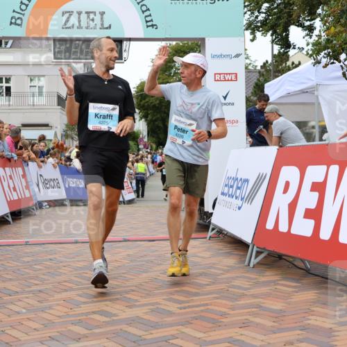 31.08.2025 - 21. Blankeneser Heldenlauf Strokosch-Dieckow http://msf.ph/oto/8683400 31.08.2025 12:03:49 Ziel 4230, 4225, 4226 meine-sportfotos.de