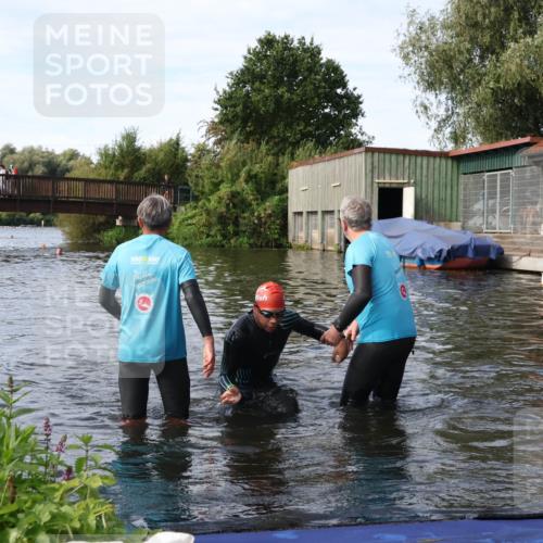 31.08.2025 - Elbe Triathlon Hamburg Luisa Fischer http://msf.ph/oto/8683411 31.08.2025 10:16:08 Schwimmen 949, 991 meine-sportfotos.de