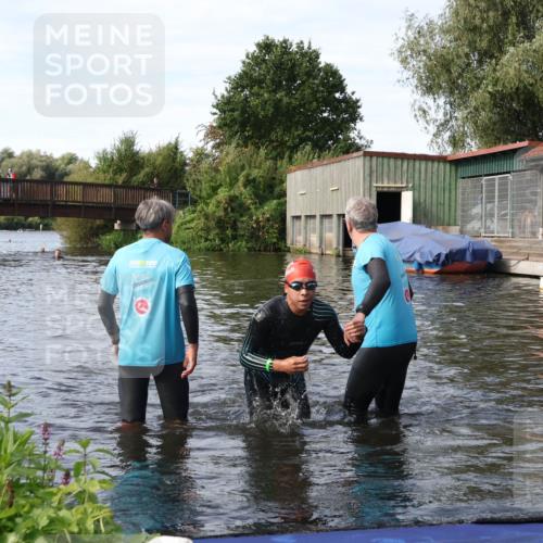 31.08.2025 - Elbe Triathlon Hamburg Luisa Fischer http://msf.ph/oto/8683412 31.08.2025 10:16:08 Schwimmen 949, 991 meine-sportfotos.de