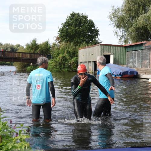 31.08.2025 - Elbe Triathlon Hamburg Luisa Fischer http://msf.ph/oto/8683414 31.08.2025 10:16:08 Schwimmen 949, 991 meine-sportfotos.de