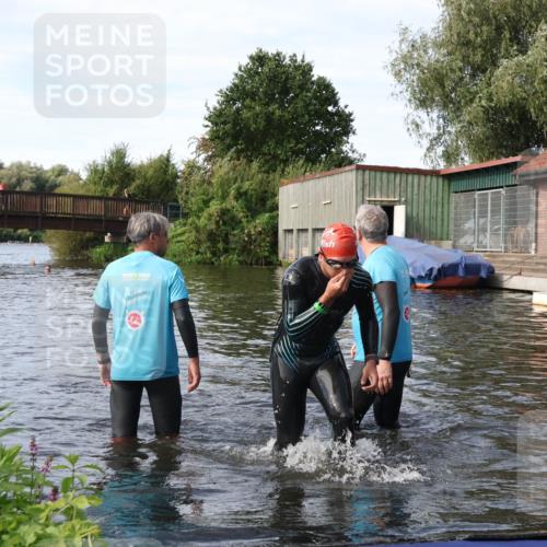 31.08.2025 - Elbe Triathlon Hamburg Luisa Fischer http://msf.ph/oto/8683416 31.08.2025 10:16:09 Schwimmen 949, 991 meine-sportfotos.de