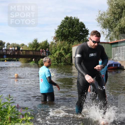 31.08.2025 - Elbe Triathlon Hamburg Luisa Fischer http://msf.ph/oto/8683443 31.08.2025 10:17:04 Schwimmen 1165 meine-sportfotos.de