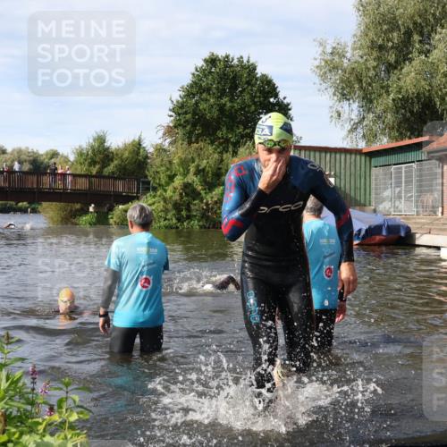 31.08.2025 - Elbe Triathlon Hamburg Luisa Fischer http://msf.ph/oto/8683451 31.08.2025 10:17:15 Schwimmen 1133, 1149 meine-sportfotos.de