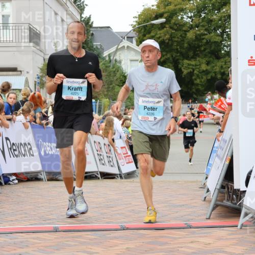 31.08.2025 - 21. Blankeneser Heldenlauf Strokosch-Dieckow http://msf.ph/oto/8683463 31.08.2025 12:03:48 Ziel 4230, 4225, 4226 meine-sportfotos.de