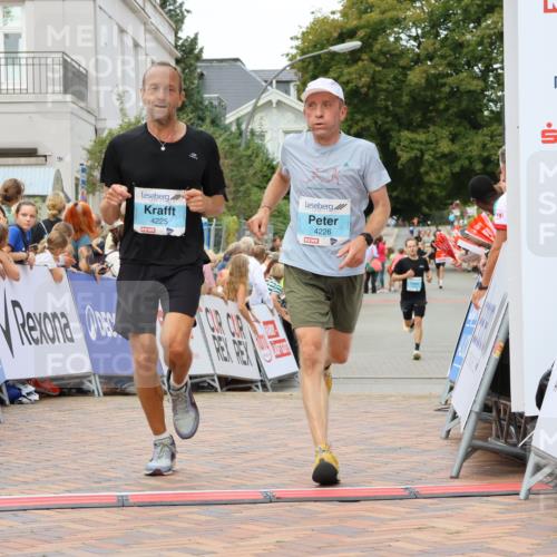 31.08.2025 - 21. Blankeneser Heldenlauf Strokosch-Dieckow http://msf.ph/oto/8683470 31.08.2025 12:03:48 Ziel 4230, 4225, 4226 meine-sportfotos.de