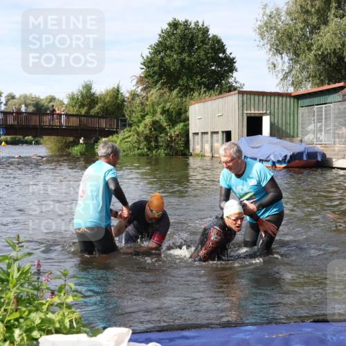 31.08.2025 - Elbe Triathlon Hamburg Luisa Fischer http://msf.ph/oto/8683471 31.08.2025 10:17:20 Schwimmen 1079, 1133, 1149 meine-sportfotos.de