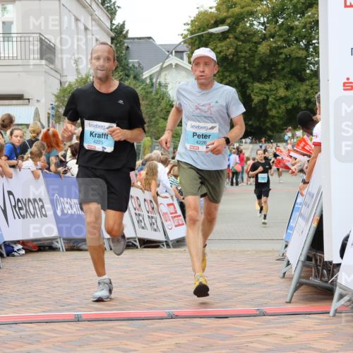 31.08.2025 - 21. Blankeneser Heldenlauf Strokosch-Dieckow http://msf.ph/oto/8683477 31.08.2025 12:03:48 Ziel 4230, 4225, 4226 meine-sportfotos.de