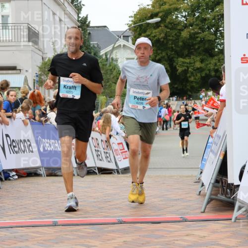 31.08.2025 - 21. Blankeneser Heldenlauf Strokosch-Dieckow http://msf.ph/oto/8683484 31.08.2025 12:03:48 Ziel 4230, 4225, 4226 meine-sportfotos.de