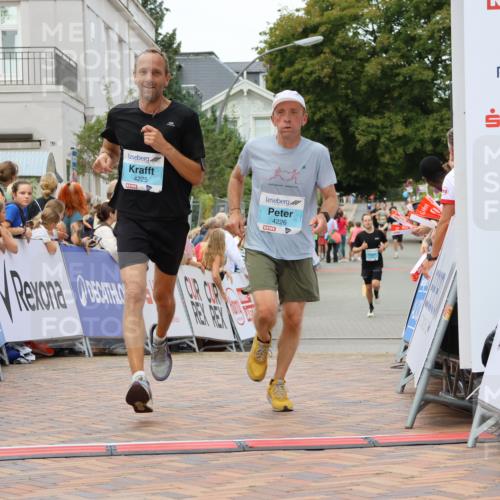 31.08.2025 - 21. Blankeneser Heldenlauf Strokosch-Dieckow http://msf.ph/oto/8683491 31.08.2025 12:03:48 Ziel 4230, 4225, 4226 meine-sportfotos.de
