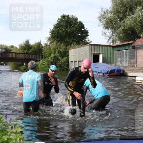 31.08.2025 - Elbe Triathlon Hamburg Luisa Fischer http://msf.ph/oto/8683498 31.08.2025 10:18:00 Schwimmen 1129, 1145, 1148 meine-sportfotos.de