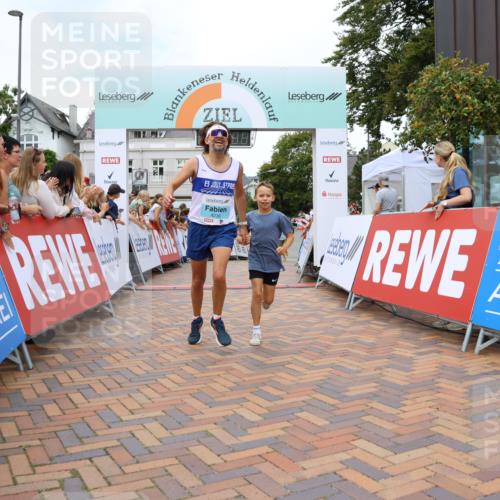 31.08.2025 - 21. Blankeneser Heldenlauf Strokosch-Dieckow http://msf.ph/oto/8683499 31.08.2025 12:03:44 Ziel 4230, 4225, 4226 meine-sportfotos.de
