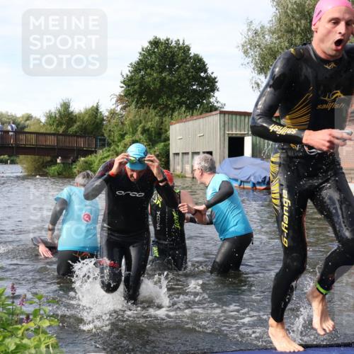 31.08.2025 - Elbe Triathlon Hamburg Luisa Fischer http://msf.ph/oto/8683505 31.08.2025 10:18:01 Schwimmen 1129, 1145, 1148 meine-sportfotos.de
