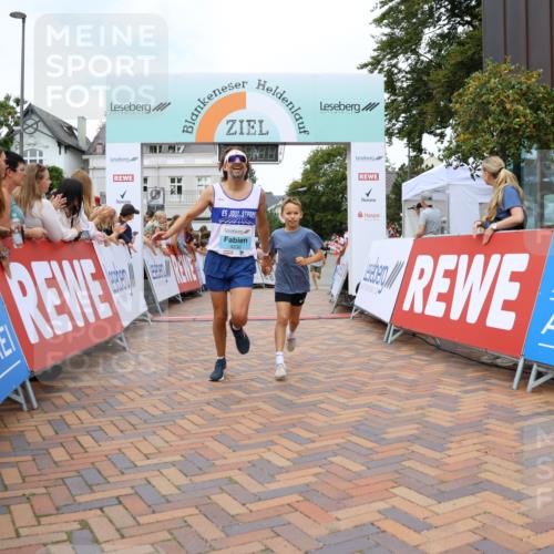 31.08.2025 - 21. Blankeneser Heldenlauf Strokosch-Dieckow http://msf.ph/oto/8683506 31.08.2025 12:03:44 Ziel 4230, 4225, 4226 meine-sportfotos.de