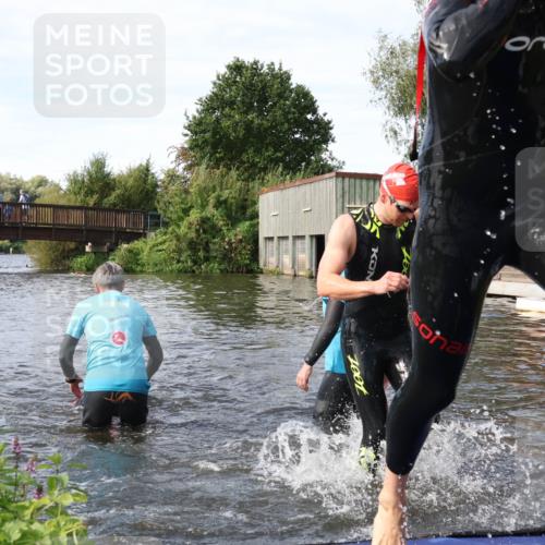 31.08.2025 - Elbe Triathlon Hamburg Luisa Fischer http://msf.ph/oto/8683512 31.08.2025 10:18:02 Schwimmen 1129, 1145, 1148 meine-sportfotos.de