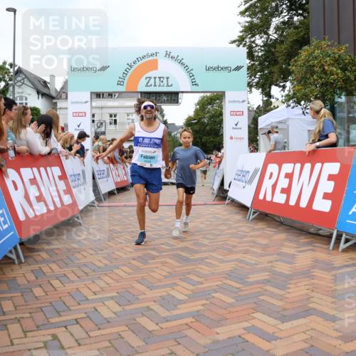 31.08.2025 - 21. Blankeneser Heldenlauf Strokosch-Dieckow http://msf.ph/oto/8683514 31.08.2025 12:03:44 Ziel 4230, 4225, 4226 meine-sportfotos.de