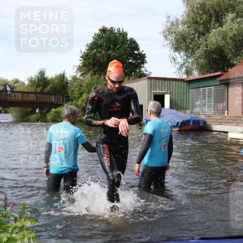 31.08.2025 - Elbe Triathlon Hamburg Luisa Fischer http://msf.ph/oto/8683518 31.08.2025 10:18:05 Schwimmen 1129, 1145, 1148 meine-sportfotos.de