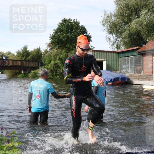 31.08.2025 - Elbe Triathlon Hamburg Luisa Fischer http://msf.ph/oto/8683520 31.08.2025 10:18:05 Schwimmen 1129, 1145, 1148 meine-sportfotos.de