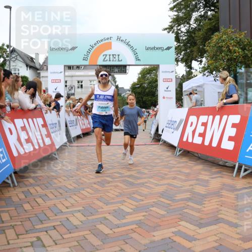 31.08.2025 - 21. Blankeneser Heldenlauf Strokosch-Dieckow http://msf.ph/oto/8683522 31.08.2025 12:03:44 Ziel 4230, 4225, 4226 meine-sportfotos.de