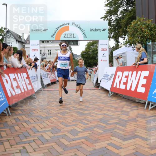 31.08.2025 - 21. Blankeneser Heldenlauf Strokosch-Dieckow http://msf.ph/oto/8683529 31.08.2025 12:03:44 Ziel 4230, 4225, 4226 meine-sportfotos.de