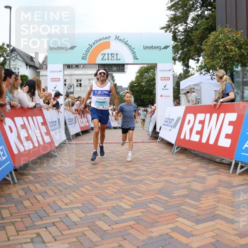 31.08.2025 - 21. Blankeneser Heldenlauf Strokosch-Dieckow http://msf.ph/oto/8683538 31.08.2025 12:03:44 Ziel 4230, 4225, 4226 meine-sportfotos.de