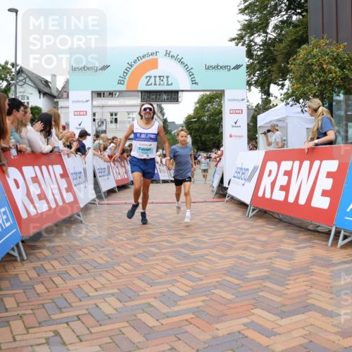 31.08.2025 - 21. Blankeneser Heldenlauf Strokosch-Dieckow http://msf.ph/oto/8683547 31.08.2025 12:03:44 Ziel 4230, 4225, 4226 meine-sportfotos.de