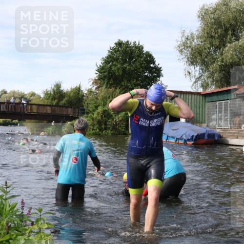 31.08.2025 - Elbe Triathlon Hamburg Luisa Fischer http://msf.ph/oto/8683553 31.08.2025 10:18:44 Schwimmen 1025, 1160, 1191 meine-sportfotos.de