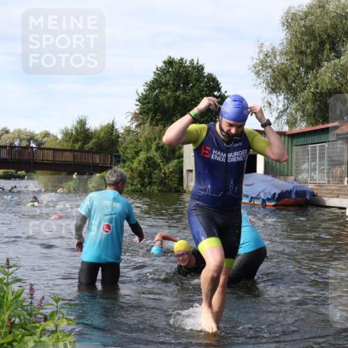 31.08.2025 - Elbe Triathlon Hamburg Luisa Fischer http://msf.ph/oto/8683555 31.08.2025 10:18:44 Schwimmen 1025, 1160, 1191 meine-sportfotos.de