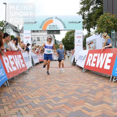 31.08.2025 - 21. Blankeneser Heldenlauf Strokosch-Dieckow http://msf.ph/oto/8683556 31.08.2025 12:03:44 Ziel 4230, 4225, 4226 meine-sportfotos.de