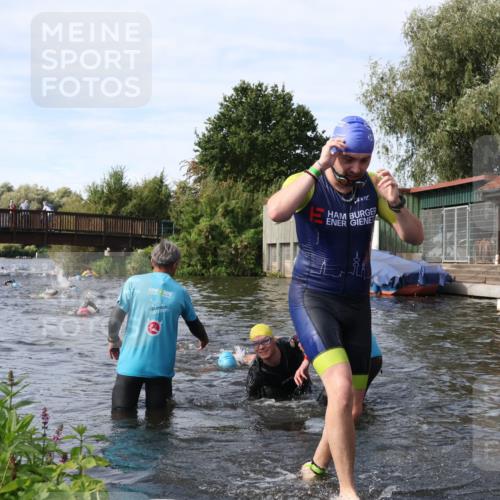 31.08.2025 - Elbe Triathlon Hamburg Luisa Fischer http://msf.ph/oto/8683557 31.08.2025 10:18:44 Schwimmen 1025, 1160, 1191 meine-sportfotos.de