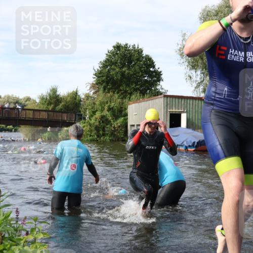 31.08.2025 - Elbe Triathlon Hamburg Luisa Fischer http://msf.ph/oto/8683561 31.08.2025 10:18:46 Schwimmen 1025, 1160, 1191 meine-sportfotos.de