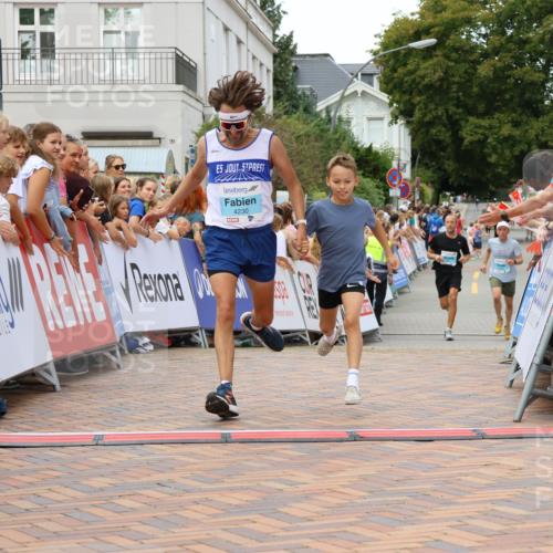 31.08.2025 - 21. Blankeneser Heldenlauf Strokosch-Dieckow http://msf.ph/oto/8683588 31.08.2025 12:03:43 Ziel 4230, 4225, 4226 meine-sportfotos.de