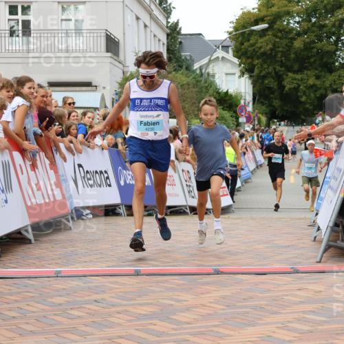 31.08.2025 - 21. Blankeneser Heldenlauf Strokosch-Dieckow http://msf.ph/oto/8683596 31.08.2025 12:03:43 Ziel 4230, 4225, 4226 meine-sportfotos.de