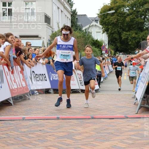 31.08.2025 - 21. Blankeneser Heldenlauf Strokosch-Dieckow http://msf.ph/oto/8683605 31.08.2025 12:03:43 Ziel 4230, 4225, 4226 meine-sportfotos.de