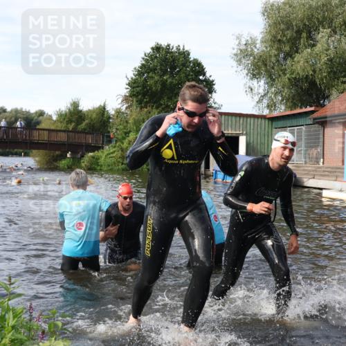 31.08.2025 - Elbe Triathlon Hamburg Luisa Fischer http://msf.ph/oto/8683669 31.08.2025 10:19:36 Schwimmen 1155, 1164, 1209 meine-sportfotos.de