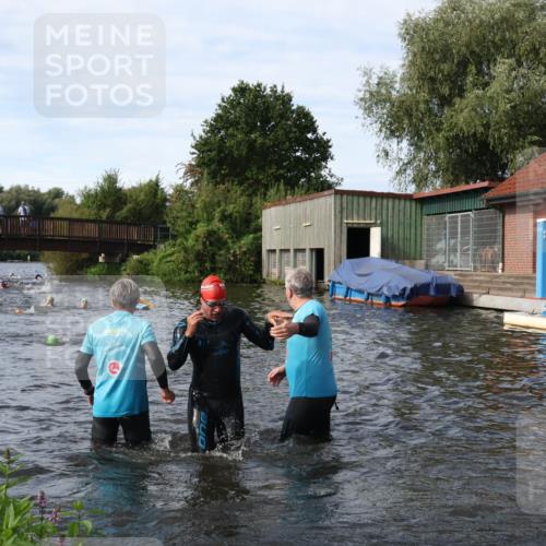 31.08.2025 - Elbe Triathlon Hamburg Luisa Fischer http://msf.ph/oto/8683677 31.08.2025 10:19:40 Schwimmen 1155, 1164, 1209 meine-sportfotos.de