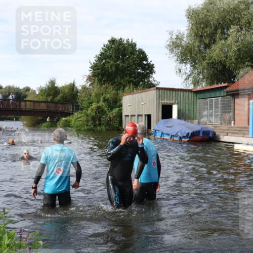 31.08.2025 - Elbe Triathlon Hamburg Luisa Fischer http://msf.ph/oto/8683680 31.08.2025 10:19:41 Schwimmen 1155, 1164, 1209 meine-sportfotos.de