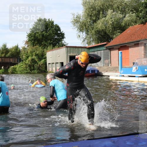 31.08.2025 - Elbe Triathlon Hamburg Luisa Fischer http://msf.ph/oto/8683719 31.08.2025 10:20:03 Schwimmen 1185, 1208, 1445 meine-sportfotos.de