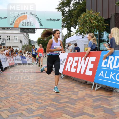 31.08.2025 - 21. Blankeneser Heldenlauf Strokosch-Dieckow http://msf.ph/oto/8683793 31.08.2025 12:03:28 Ziel 4256, 4418, 4151, 4032 meine-sportfotos.de