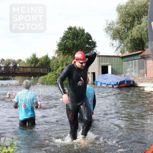 31.08.2025 - Elbe Triathlon Hamburg Luisa Fischer http://msf.ph/oto/8683816 31.08.2025 10:20:35 Schwimmen 1121, 1127, 1140, 1180, 1216, 1224 meine-sportfotos.de