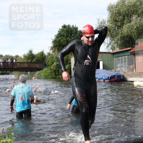 31.08.2025 - Elbe Triathlon Hamburg Luisa Fischer http://msf.ph/oto/8683819 31.08.2025 10:20:36 Schwimmen 1121, 1127, 1180, 1193, 1216, 1224 meine-sportfotos.de