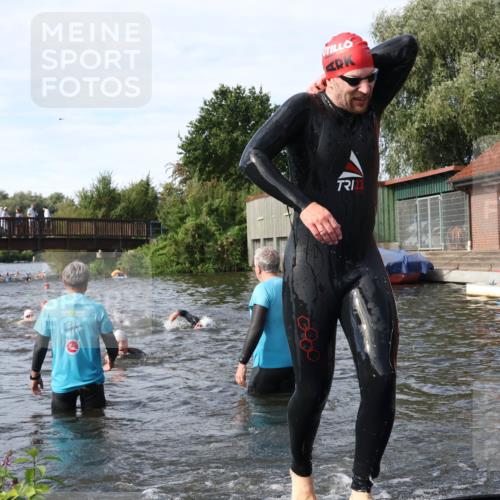 31.08.2025 - Elbe Triathlon Hamburg Luisa Fischer http://msf.ph/oto/8683821 31.08.2025 10:20:36 Schwimmen 1121, 1127, 1180, 1193, 1216, 1224 meine-sportfotos.de