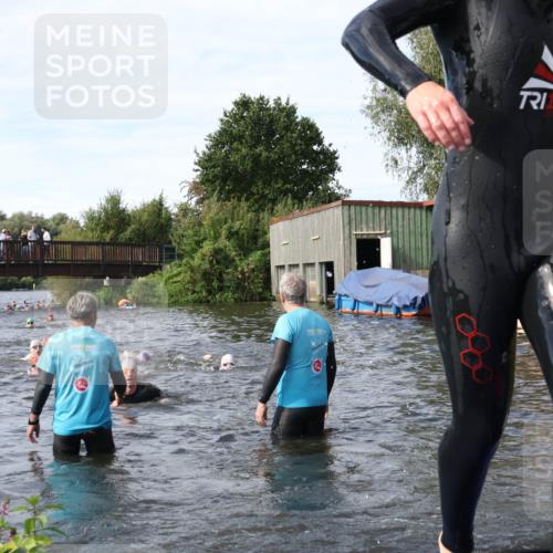 31.08.2025 - Elbe Triathlon Hamburg Luisa Fischer http://msf.ph/oto/8683825 31.08.2025 10:20:37 Schwimmen 1121, 1180, 1190, 1193, 1216 meine-sportfotos.de