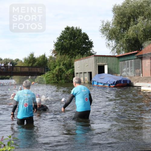31.08.2025 - Elbe Triathlon Hamburg Luisa Fischer http://msf.ph/oto/8683830 31.08.2025 10:20:38 Schwimmen 1121, 1180, 1190, 1193, 1216 meine-sportfotos.de
