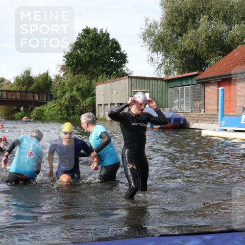 31.08.2025 - Elbe Triathlon Hamburg Luisa Fischer http://msf.ph/oto/8683832 31.08.2025 10:20:43 Schwimmen 1190, 1193, 1225, 1234 meine-sportfotos.de