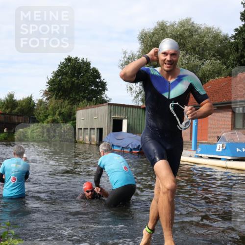 31.08.2025 - Elbe Triathlon Hamburg Luisa Fischer http://msf.ph/oto/8684158 31.08.2025 10:22:55 Schwimmen 1125, 1220, 1242 meine-sportfotos.de
